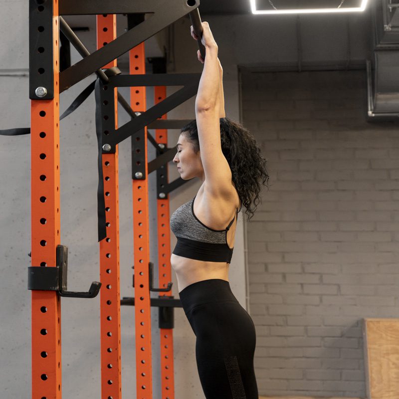 Photo de Lucie qui fait des étirements à la barre à tractions