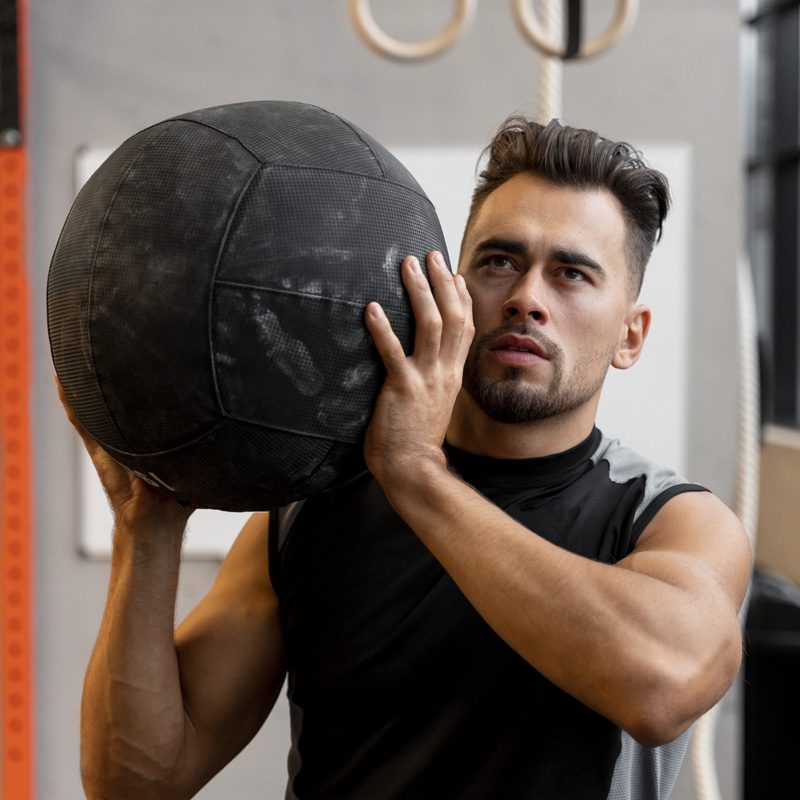 Photo de Robin qui fait du wall ball en série de 20