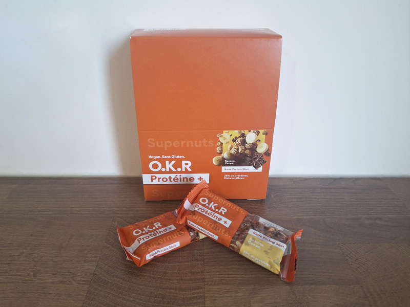 Photo des barres cétogènes O.K.R parfum banane cacao à côté de leur boîte