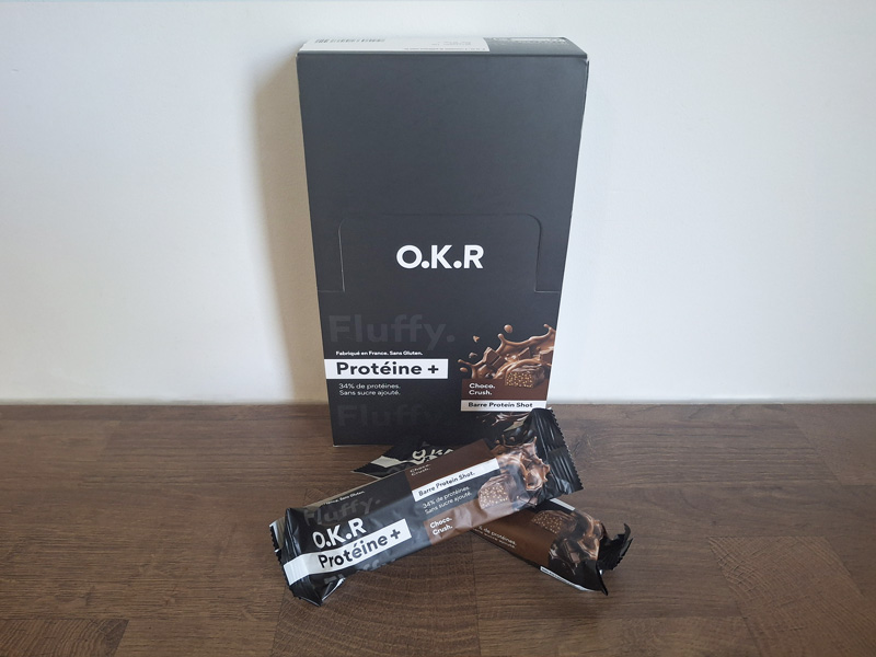 Photo des barres Fluffy O.K.R parfum chocolat à côté de leur boîte