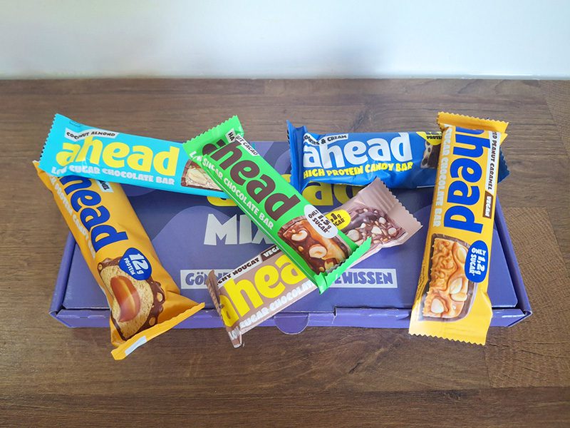 Photo de mes barres Ahead Nutrition posées sur leur coffret