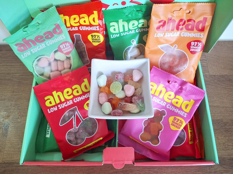 Photo du coffret de bonbons Ahead, de ses sachets et de quelques bonbons dans un ramequin