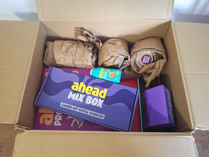 Photo de ma commande Ahead Nutrition dans son carton de livraison