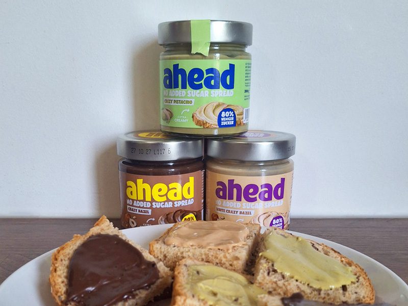 Photo de mes pots de pâtes à tartiner Ahead et de tartines dans une assiette