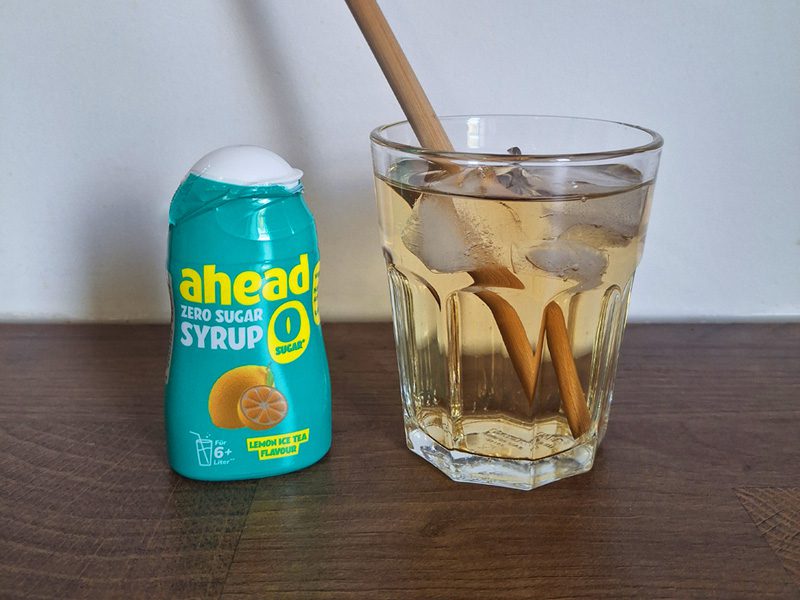 Photo du sirop Ahead Nutrition goût Ice Tea Citron servi dans un verre