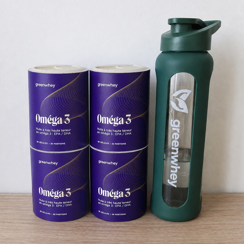 Photo des quatre pots d'oméga-3 Greenwhey et de la gourde officielle achetés par Calvin