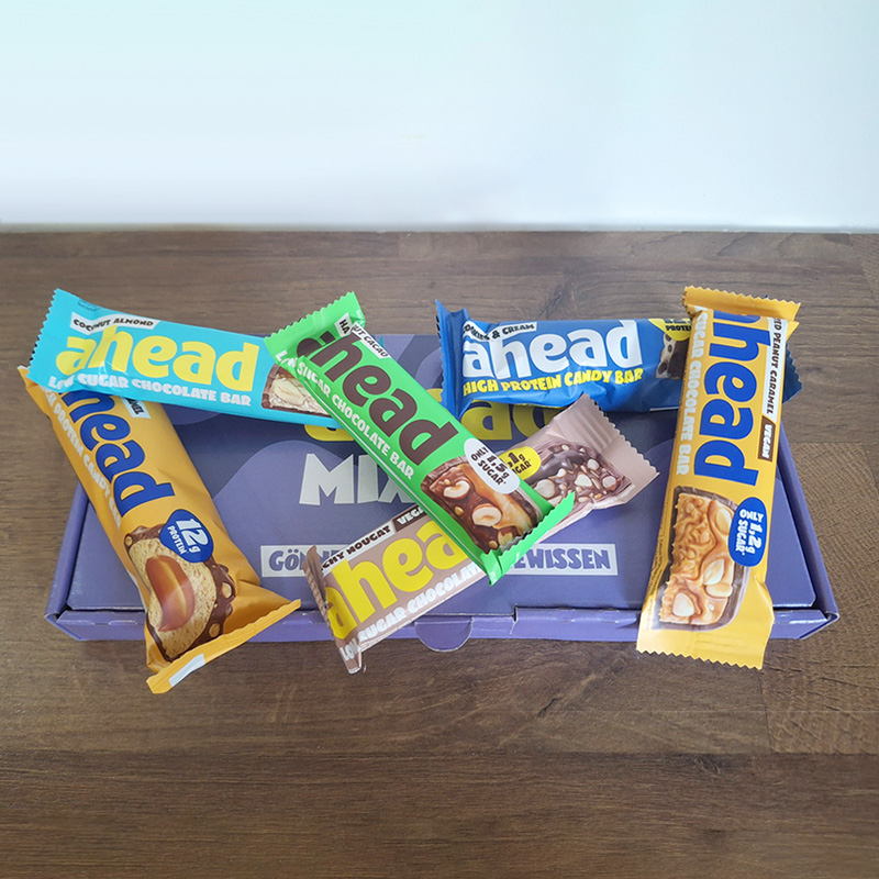 Photo carrée de mes barres Ahead Nutrition posées sur leur coffret