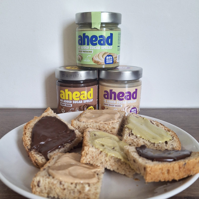 Photo de mes pots de pâtes à tartiner Ahead et de tartines dans une assiette