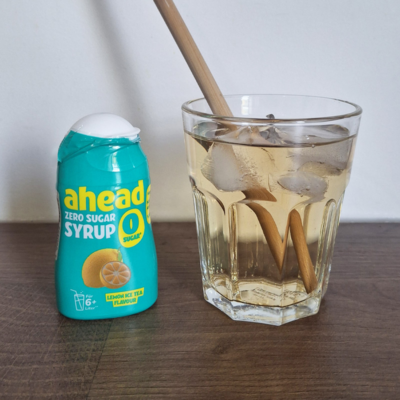 Photo carrée du sirop Ahead Nutrition goût Ice Tea Citron servi dans un verre