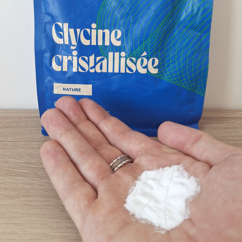 Photo de la poudre de glycine cristallisée Greenwhey dans la main de Calvin