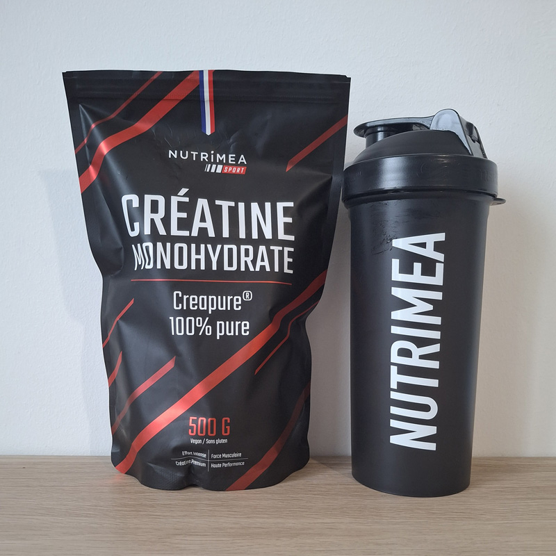 Photo carrée de mon test de la créatine Nutrimea dans son shaker noir