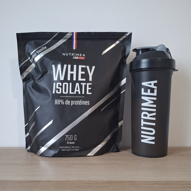 Photo carrée de mon test de la whey Nutrimea dans son shaker noir