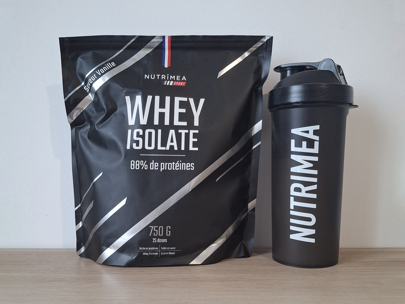 Photo de mon test de la whey Nutrimea dans son shaker noir